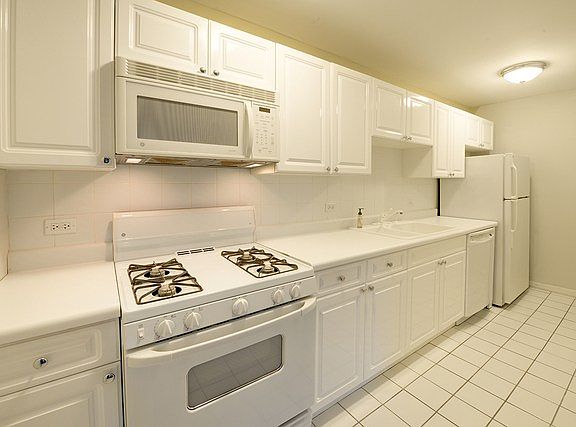 4th image of 435 W Oakdale Ave APT 4D