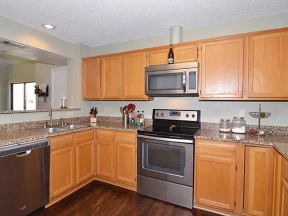 3rd image of 2916 Menlo Park Ln