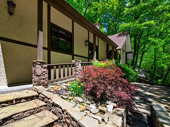 4th image of 1116 Ski Mountain Rd