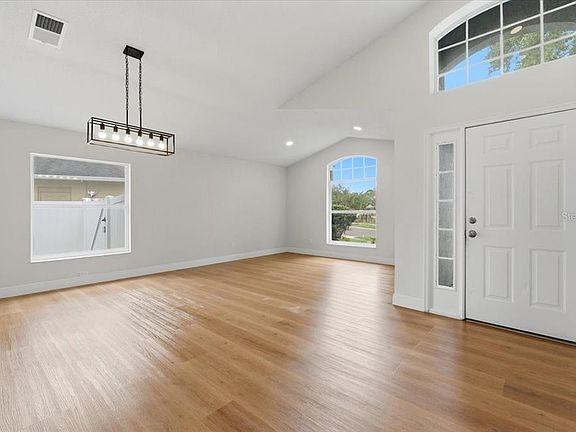 5th image of 2155 Fennell St