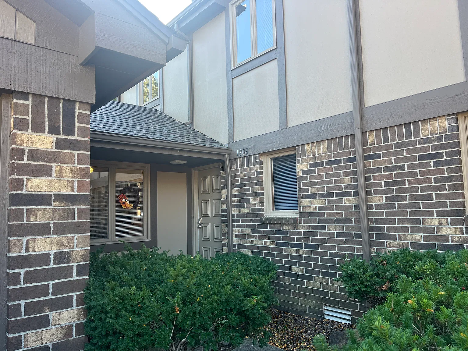 2 bed, 1.5 bath, 1300 sqft, $1,800 — Photo 3