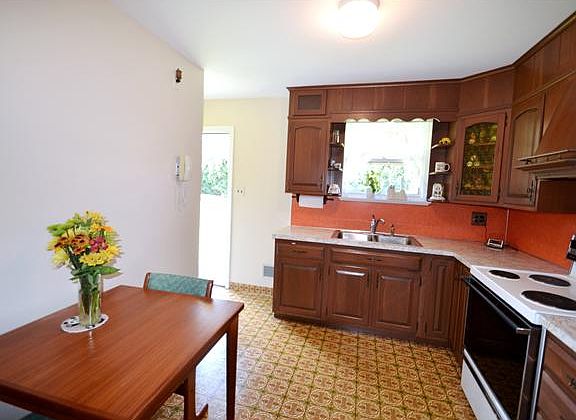 Eat-in area of the kitchen