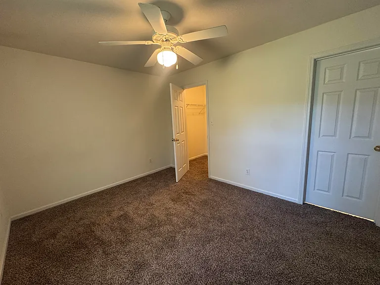 3410 E Saint Charles Rd — Photo 21