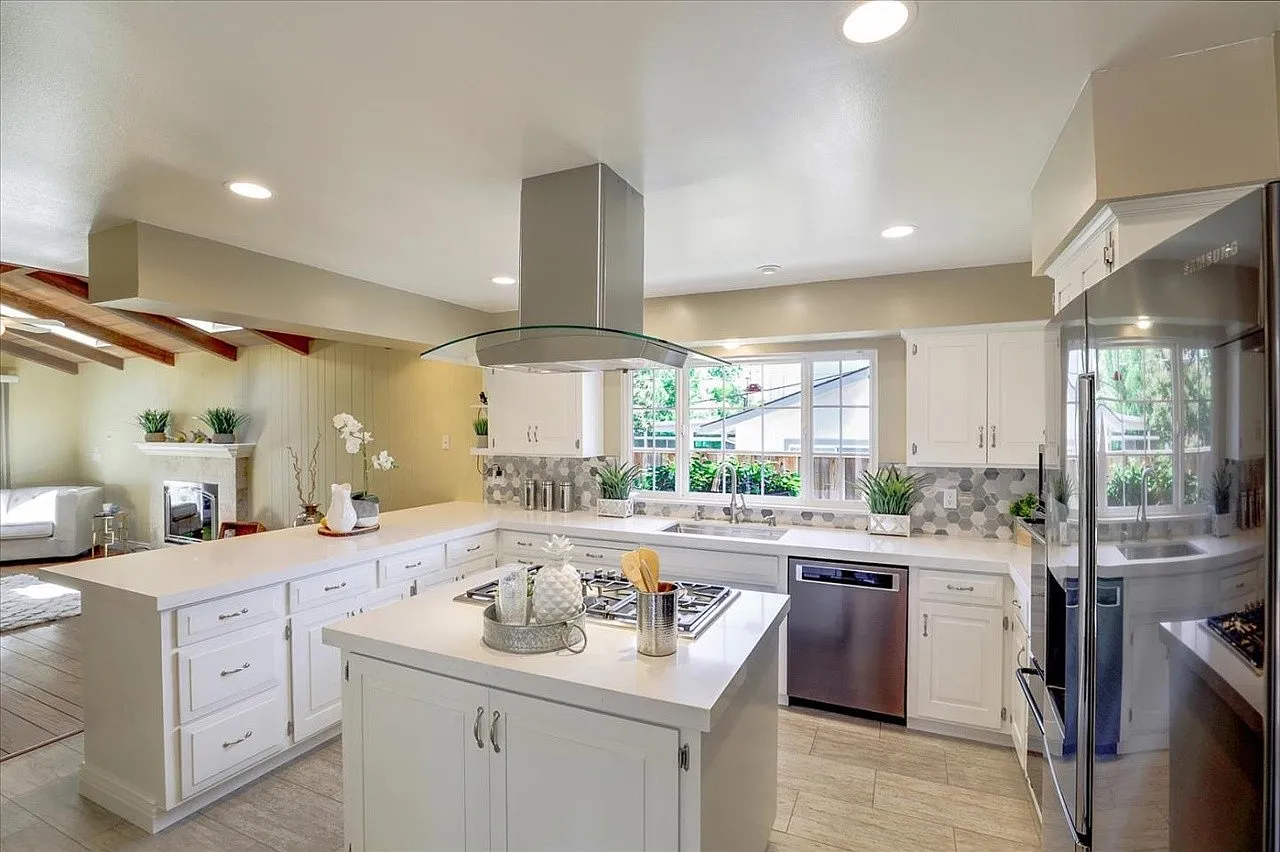 4 bed, 1949 sqft, $6,350 — Photo 2