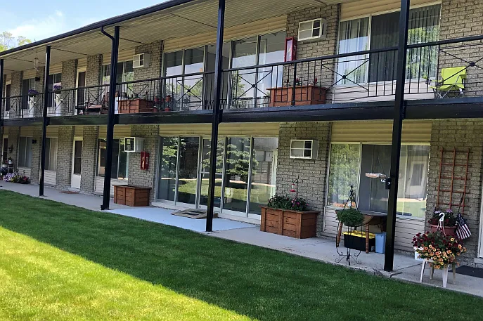 Silver Pines Apartments — Photo 14