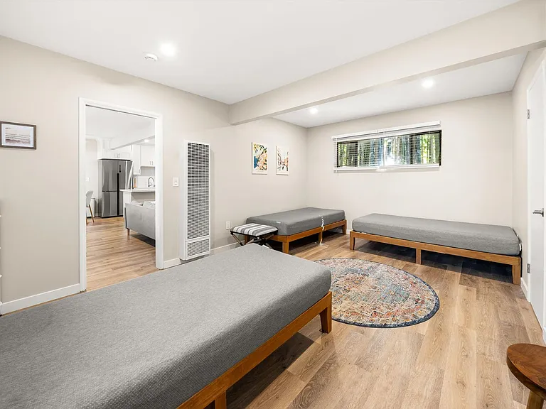 221 Bath St — Photo 24