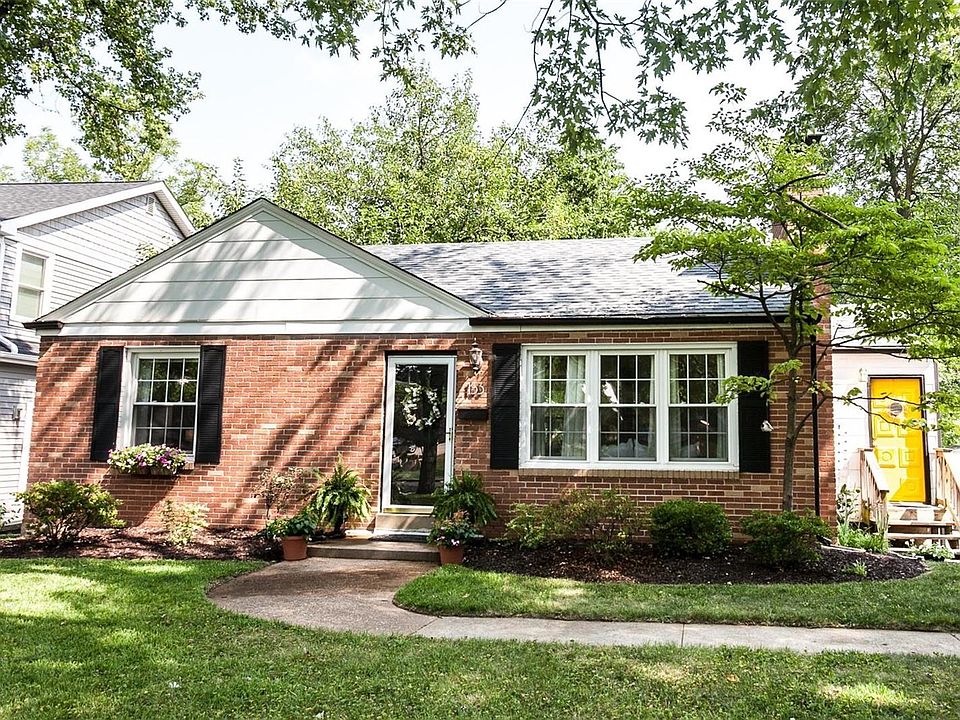 Large front yard w/GREAT curb appeal!