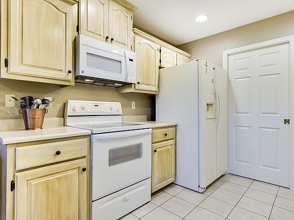 5th image of 1641 Goldensage Dr