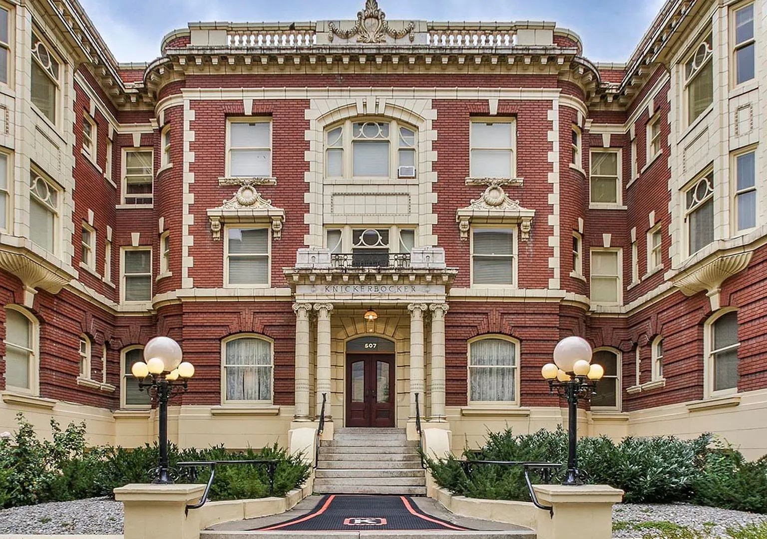 Knickerbocker Apartments — Photo 2