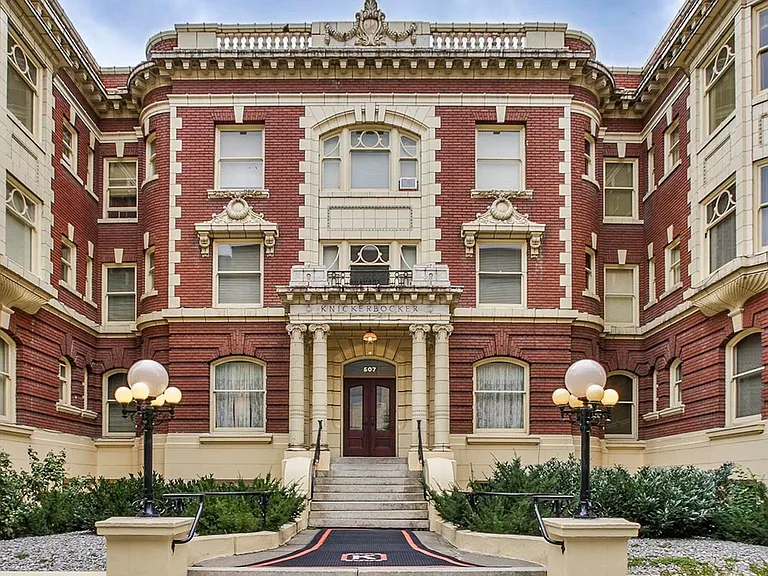 Knickerbocker Apartments — Photo 16