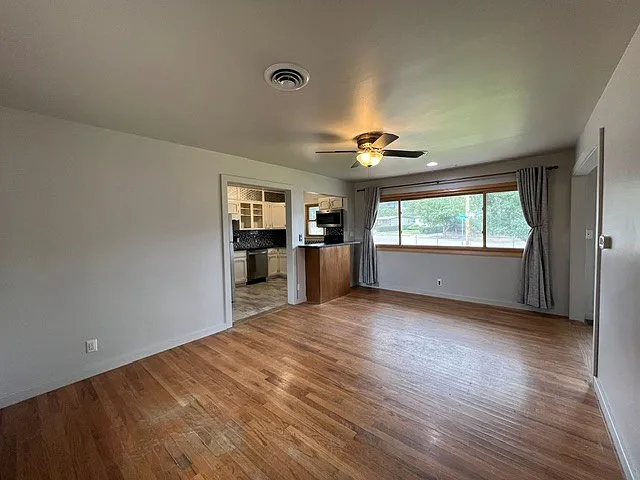2125 Stirling St — Photo 10