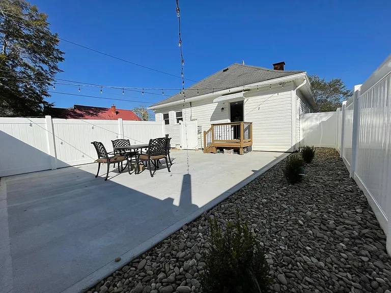 313 N Maple St — Photo 40
