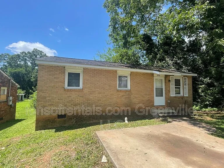 695 Saxon Ave — Photo 1