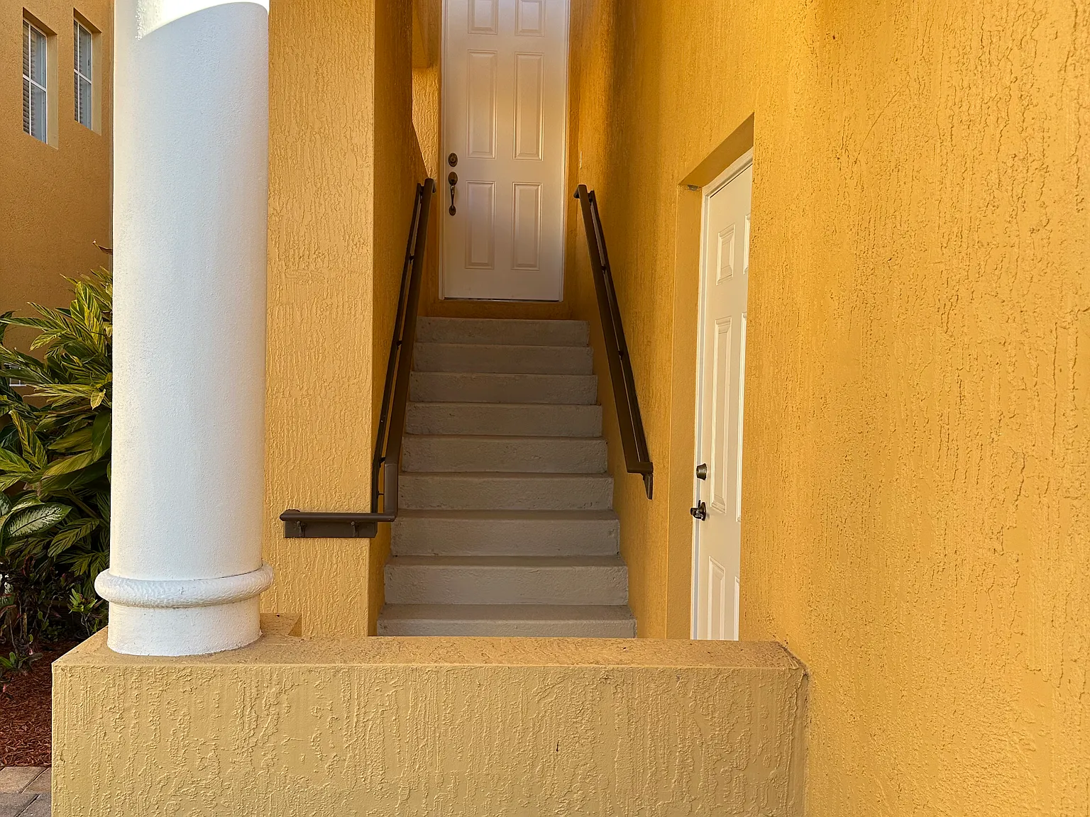 Beautiful Townhouse in Parkland — Photo 2