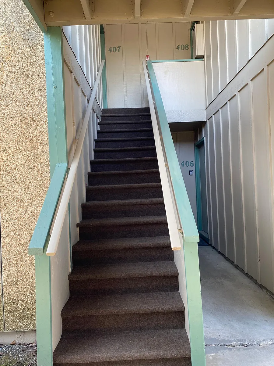 Unit 407 on top floor - 407 Piedmont #407