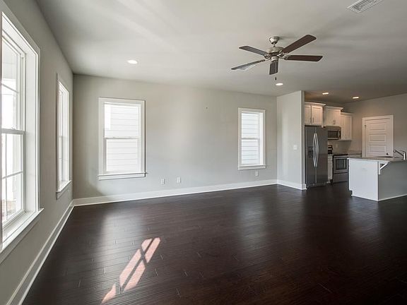 4th image of 718 Cottage Park Dr