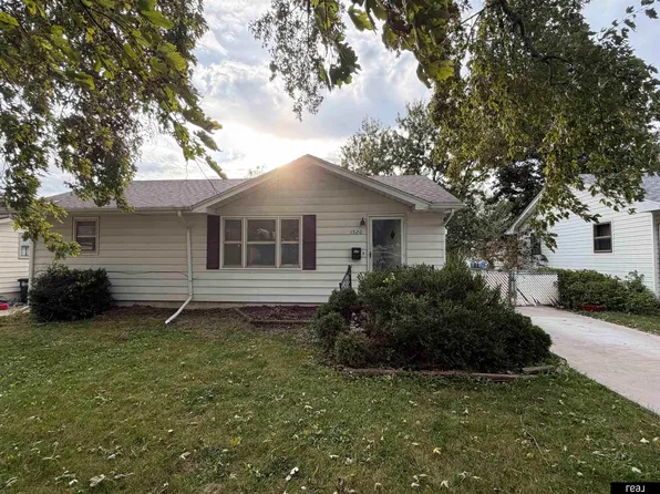 1520 N 84th St, Omaha, NE 68114