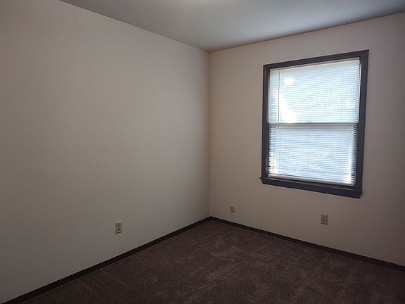 3rd image of 613 Boxwood Dr APT 4