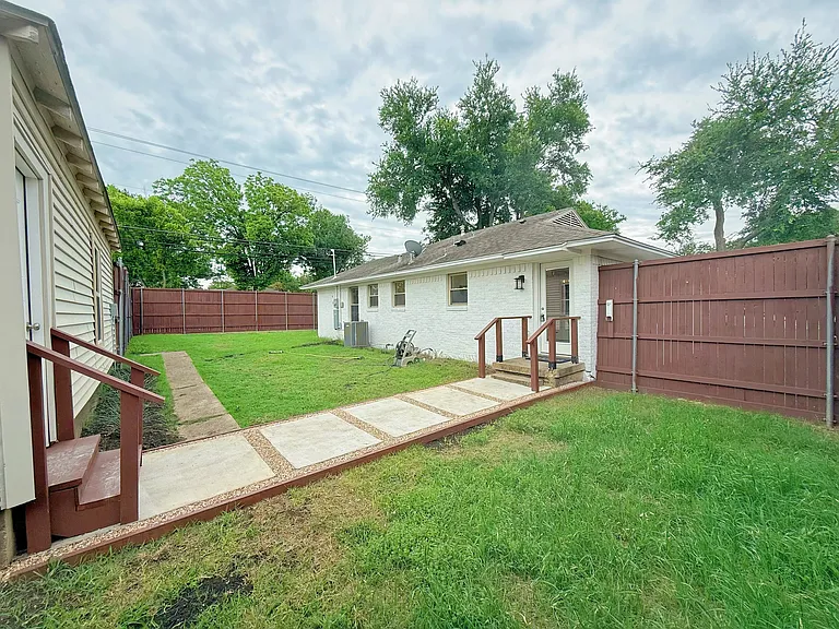 700 Dumont Dr — Photo 11