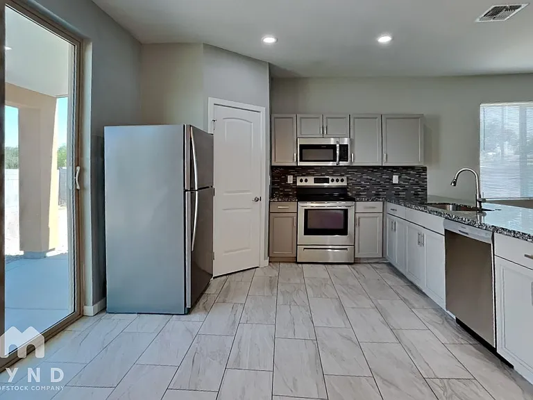 6041 S 8th Pl — Photo 4
