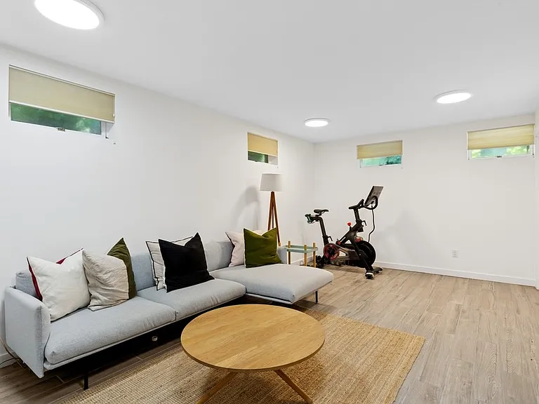 4 Great Circle Rd — Photo 21
