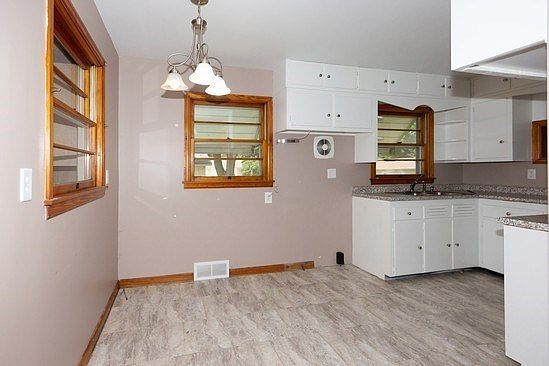 4th image of 613 S Wood St