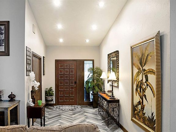 3rd image of 2202 S Tanglewood Cir