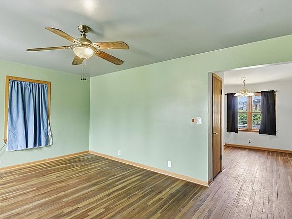 5th image of 2618 Weber St