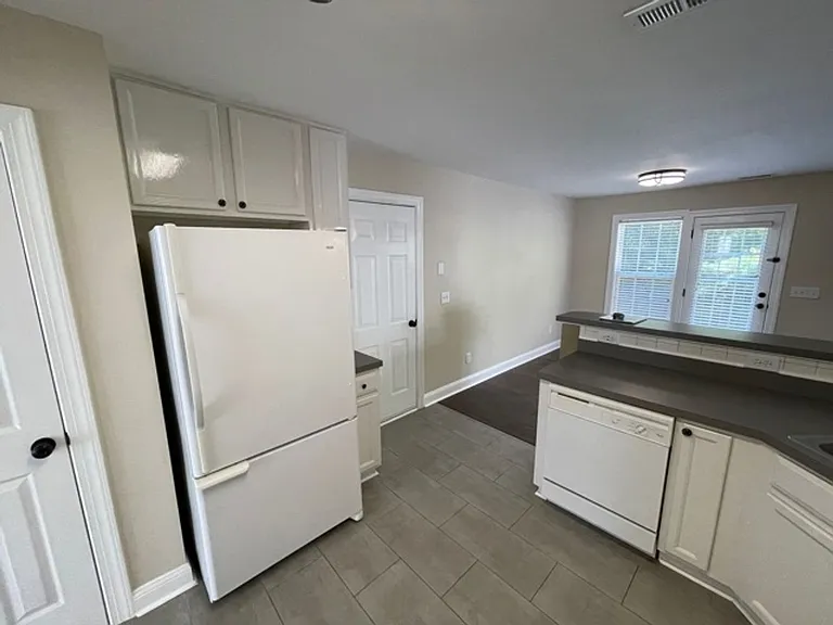 433 Holly Thorn Trce — Photo 15