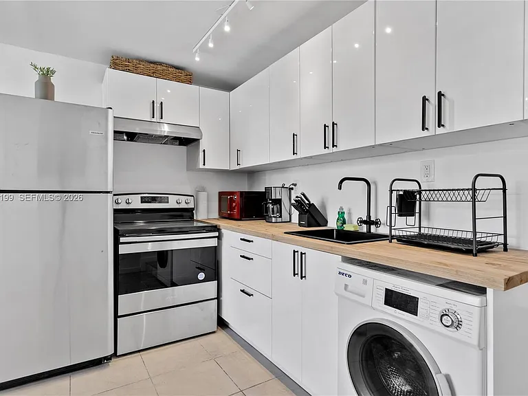 1841 SW 21st Ter #B — Photo 11