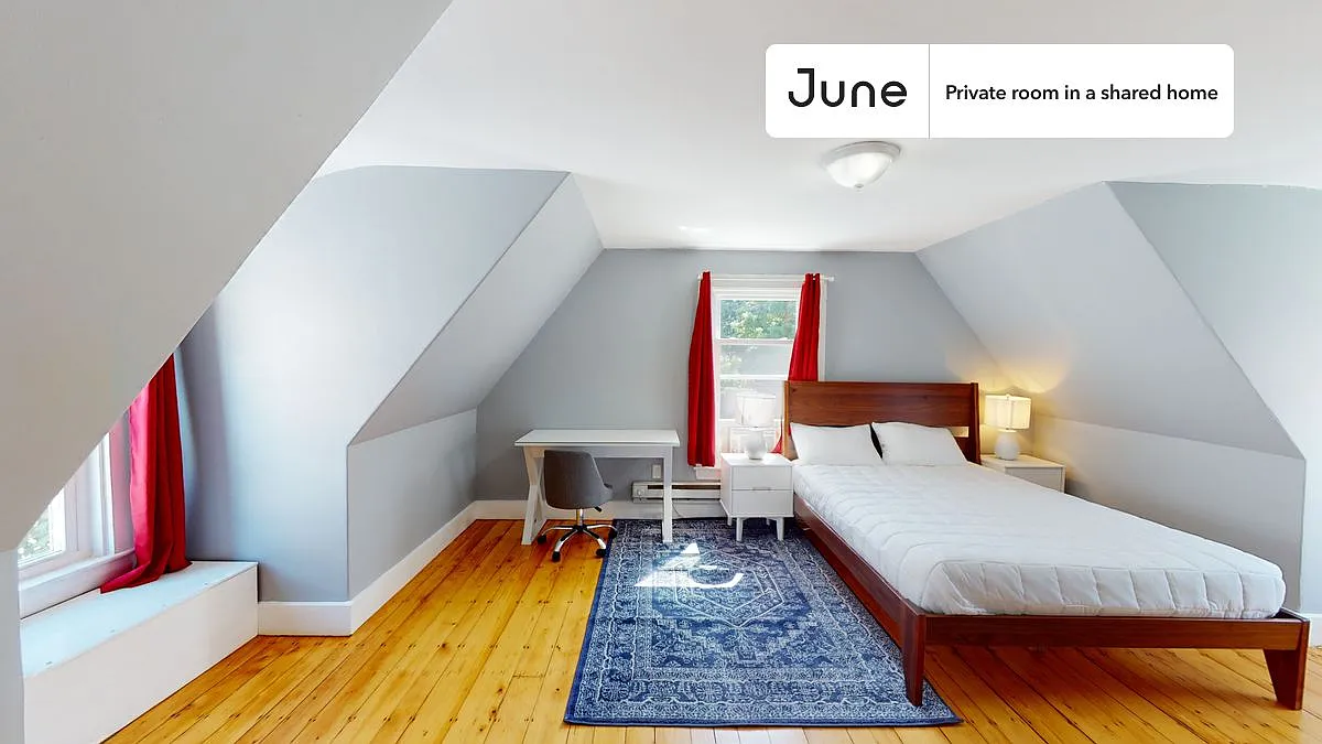Queen bedroom in 7 bed/2 bath home in Allston #1321 G — Photo 1