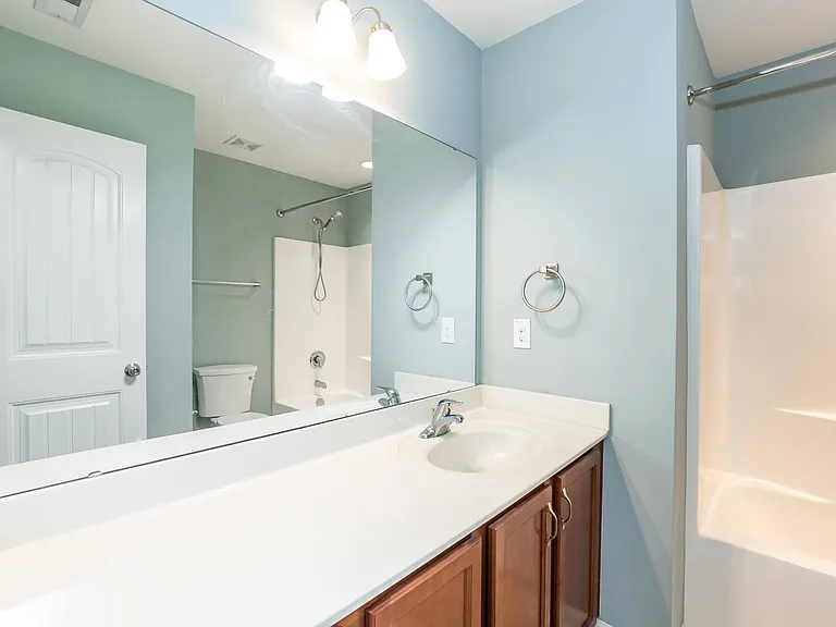 Upstairs full bathroom