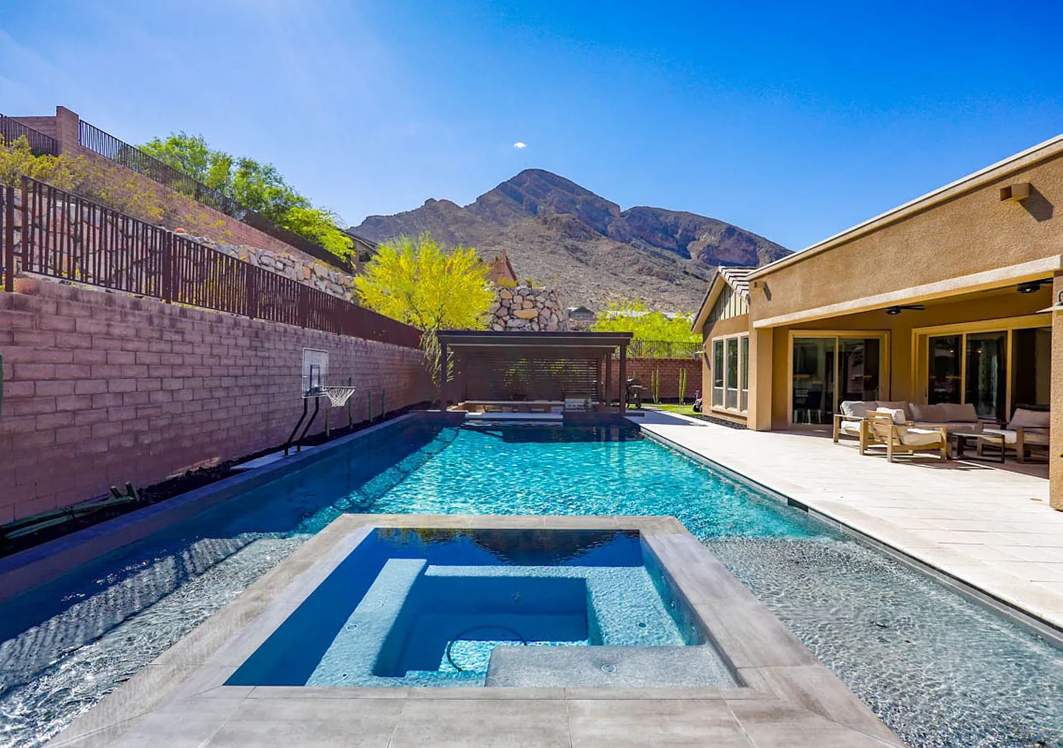 Single Story Pool Home In Reverence Guard Gated Community — Photo 2