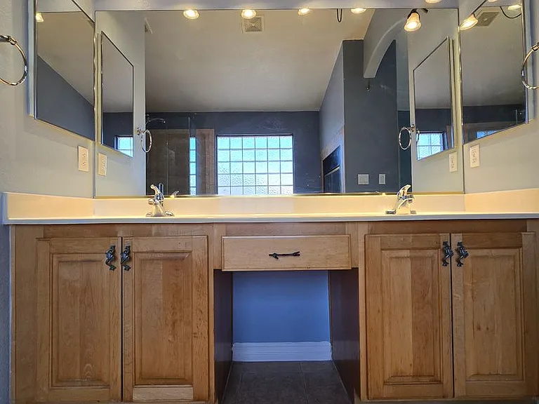 8244 W Gilmore Ave — Photo 32