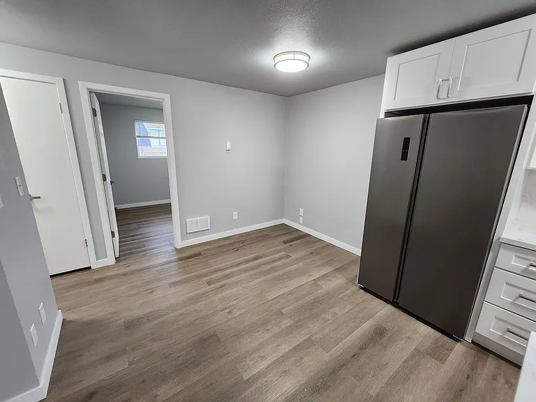 819 E 2nd St #1 — Photo 8