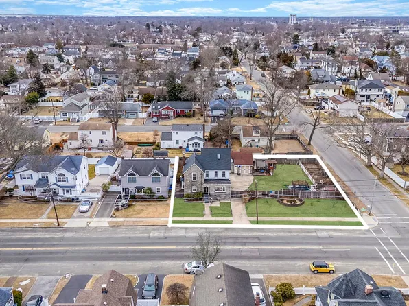 309 S Broadway, Lindenhurst, NY 11757