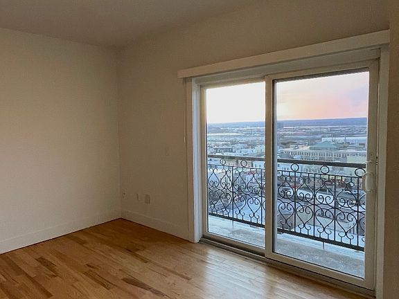5th image of 1208 Summit Ave #502
