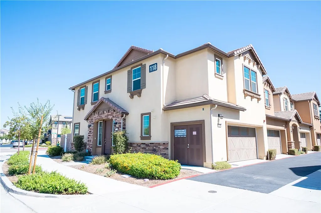 4 bed, 2.5 bath, 1714 sqft, $3,450 — Photo 2