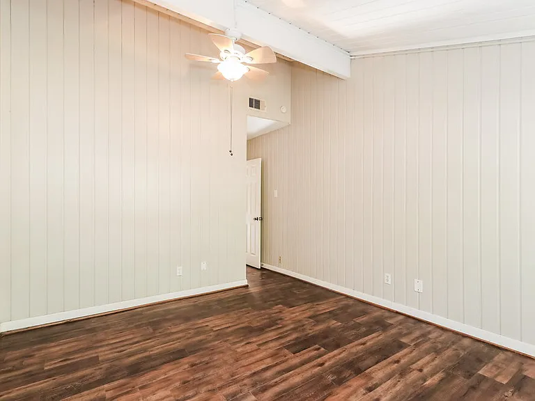 2 Lakeway St — Photo 15