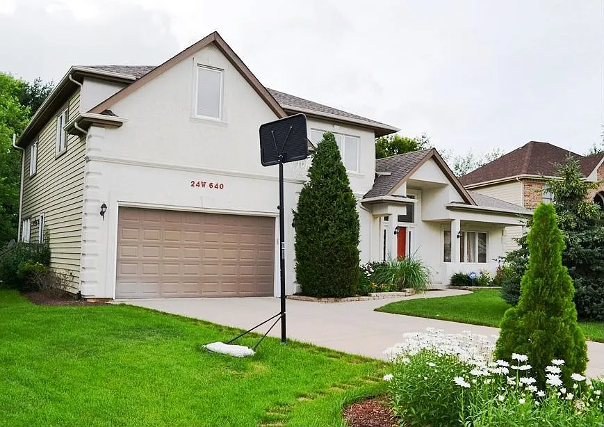 24W640 Eugenia Dr photo 1