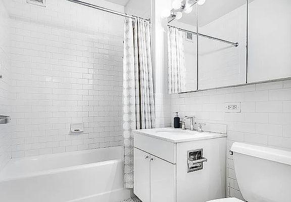 3rd image of 99 John St APT 1604