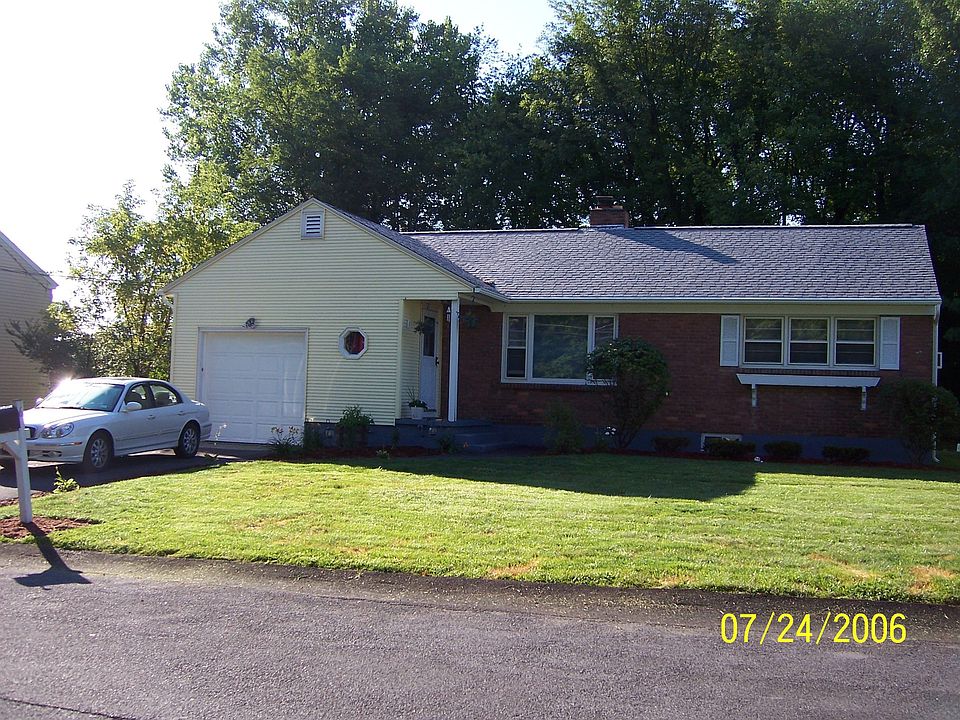 Front of house w/driveway