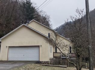 1231 New House Branch Rd, Grundy, VA 24614
