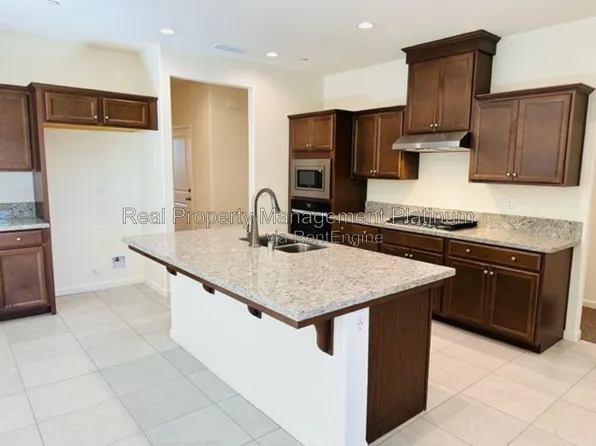 1477 Las Rosas Ave, Clovis, CA 93619