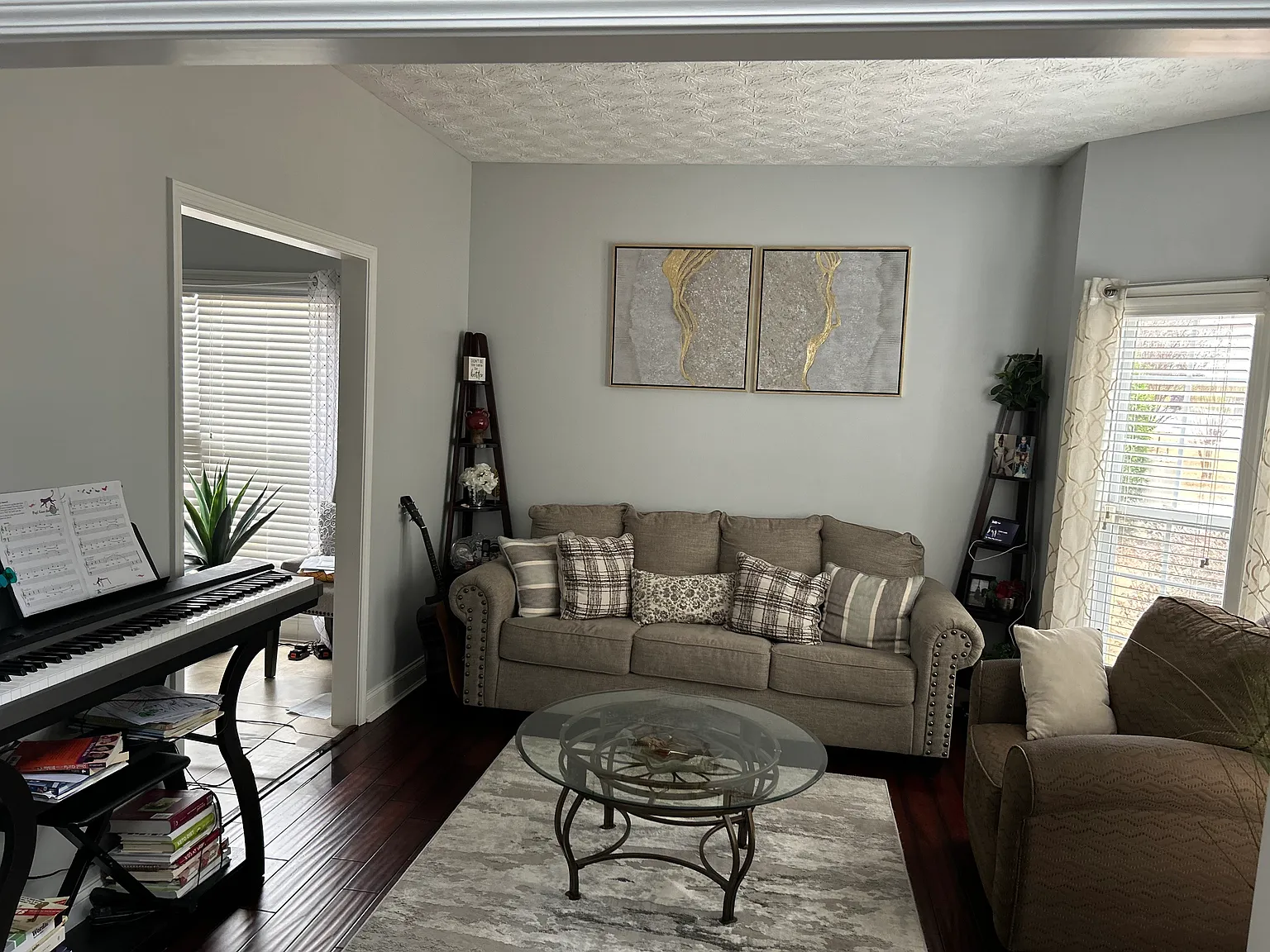 4 bed, 2.5 bath, 2200 sqft, $2,600 — Photo 4
