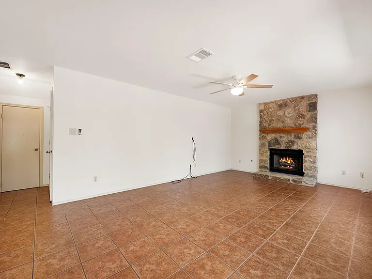 1901 Lobelia Dr — Photo 9