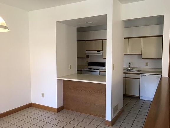 5th image of 825 Park St