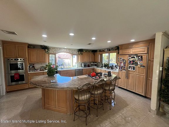 5th image of 135 Dawson Cir