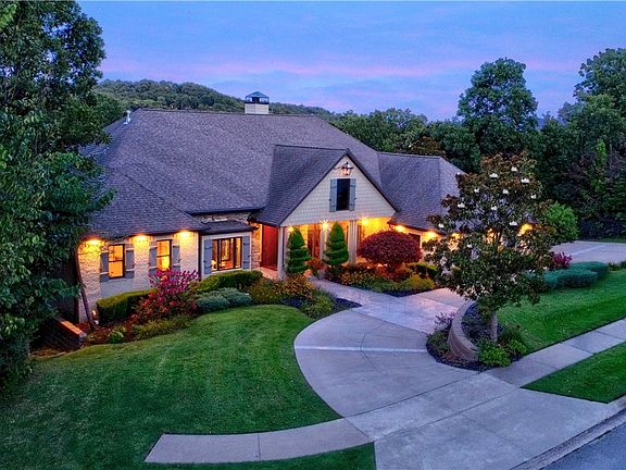 3rd image of 1328 N Montview Dr