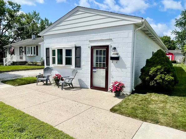 1186 Race Dr, Troy, OH 45373